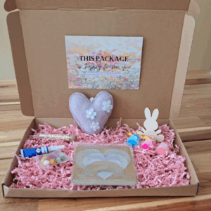 Brievenbus cadeaupakketje in het thema hello spring met een hartjes hangertje, lente tak diy pakketje, paashaas dotten pakketje en regenboog raamstickers.